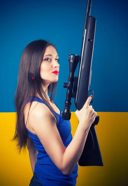 Vrouw poseren met geweer — Stockfoto