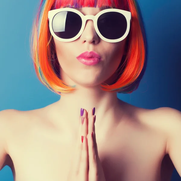 Vrouw pruik en zonnebril dragen — Stockfoto