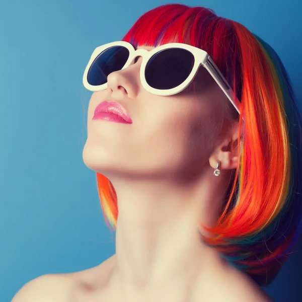 Woman wearing wig and sunglasses — Stock Photo, Image