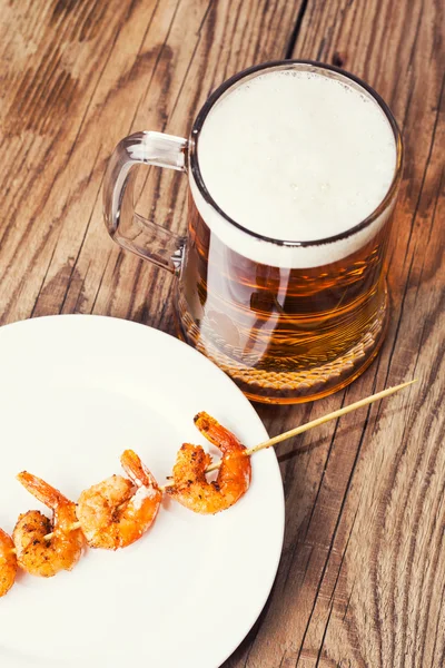 Camarones a la parrilla con vaso de cerveza — Foto de Stock