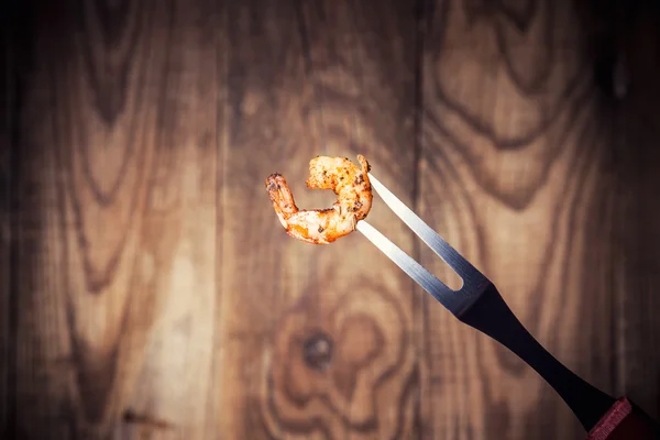Linguine aux crevettes sur une fourchette — Photo