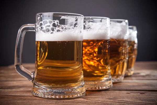 Reihe von Bierkrügen — Stockfoto