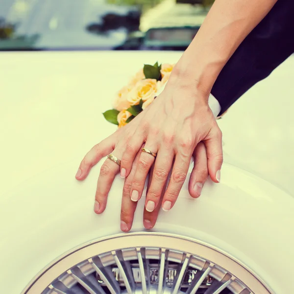 Hands of bride and groom — Stock Photo, Image