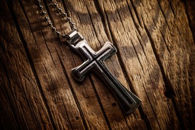 Ahşap arka plan üzerinde çapraz