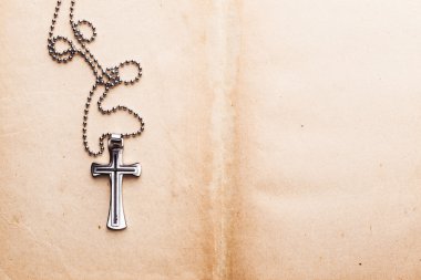 Parşömen kağıt üzerine çapraz