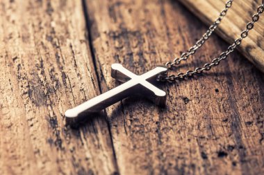 Ahşap arka plan üzerinde çapraz