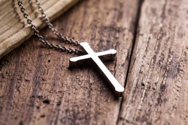 Ahşap arka plan üzerinde çapraz