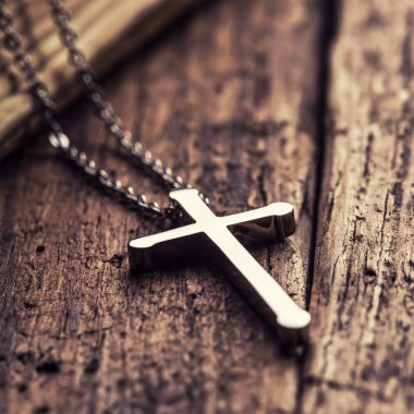 Ahşap arka plan üzerinde çapraz