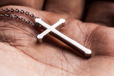 Bir elinde gümüş haç