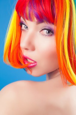 kadın giyiyor renkli peruk
