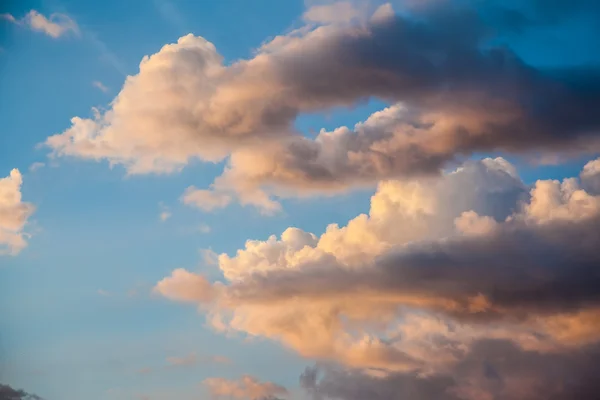 Blå himmel med moln — Stockfoto