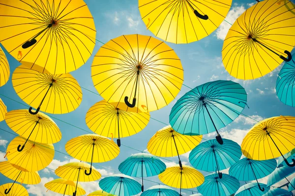 Желтые и синие зонтики — стоковое фото