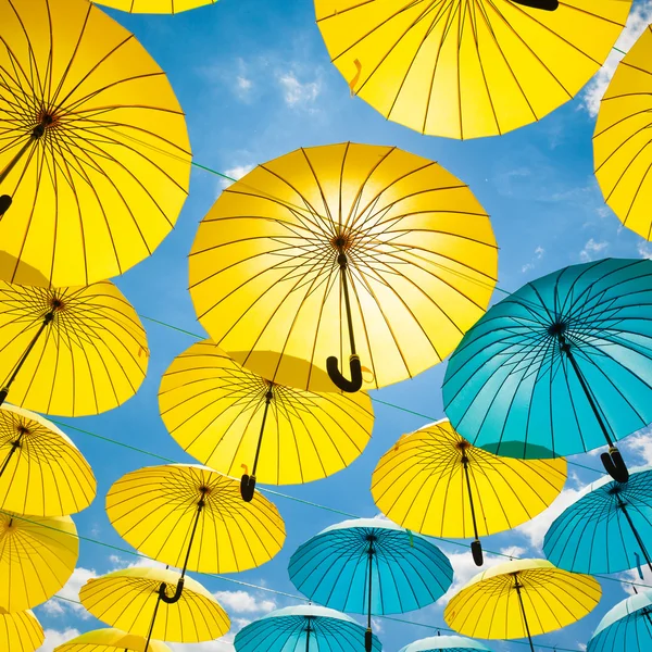 Желтые и синие зонтики — стоковое фото