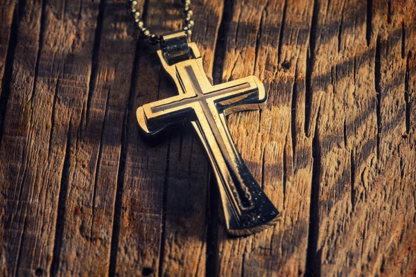 Крест на деревянном фоне — стоковое фото