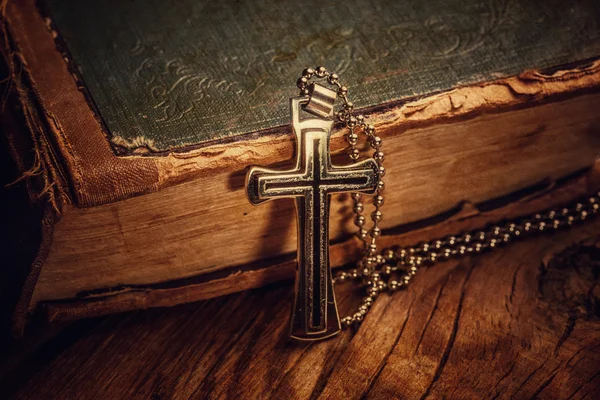 Christliches Kreuz auf der Bibel — Stockfoto