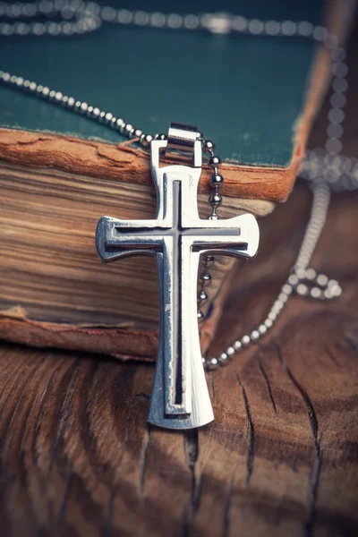 Christian cross on bible — Stock Photo, Image