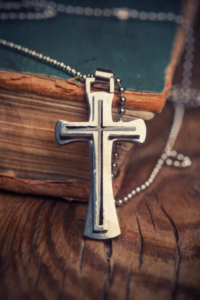 Croce cristiana sulla Bibbia — Foto Stock