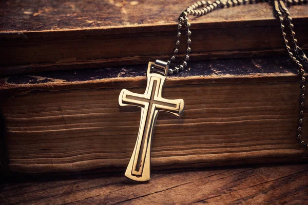 Croix chrétienne sur la Bible — Photo