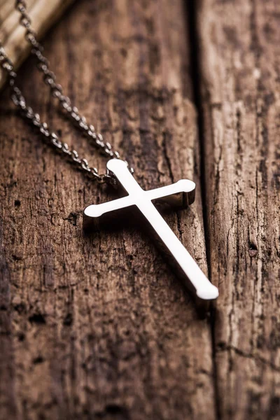 Хрест на дерев'яному фоні — стокове фото