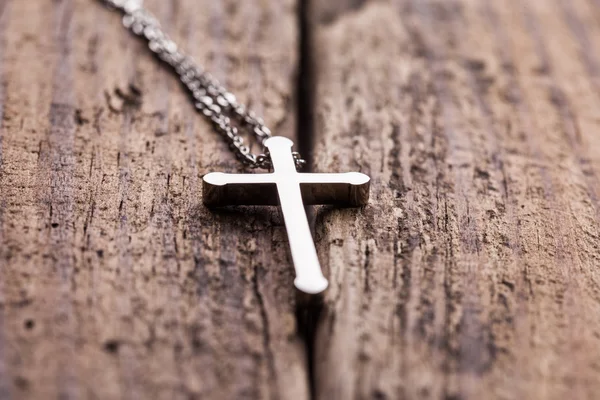 Croce su uno sfondo di legno — Foto Stock