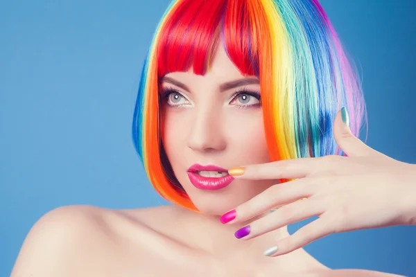 Kvinnan bär färgglada peruk — Stockfoto