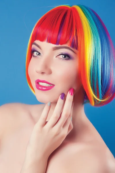 Mujer vistiendo peluca colorida — Foto de Stock