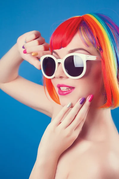 Kvinnan bär färgglada peruk — Stockfoto