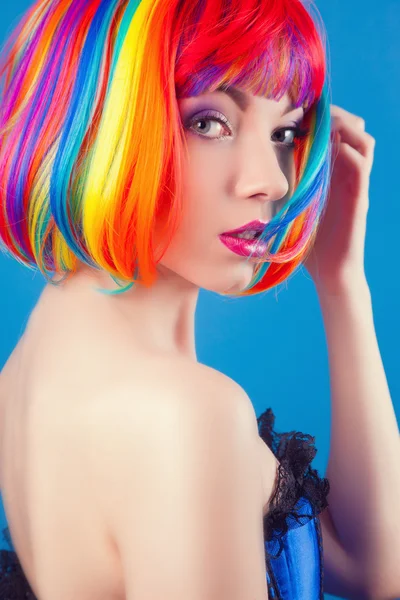 Femme portant une perruque colorée — Photo