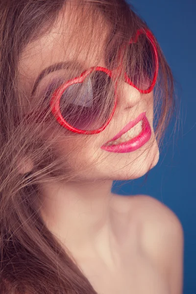 赤いサングラスを持つ女性 — ストック写真