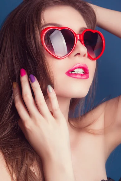 Mujer con gafas de sol rojas — Foto de Stock