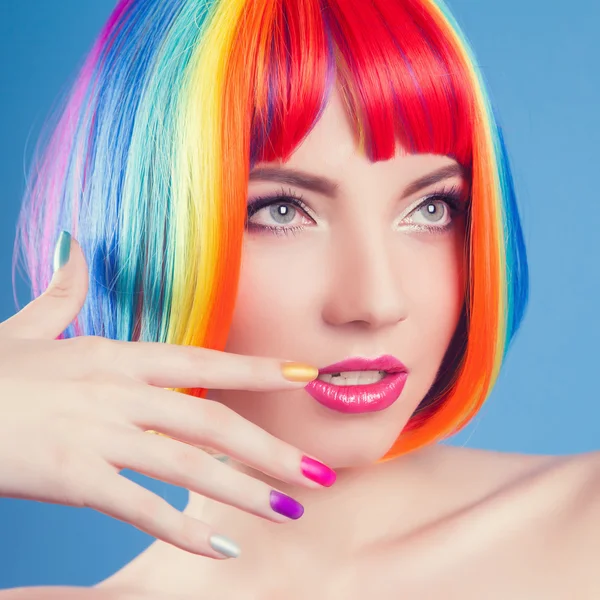 Mujer vistiendo peluca colorida — Foto de Stock