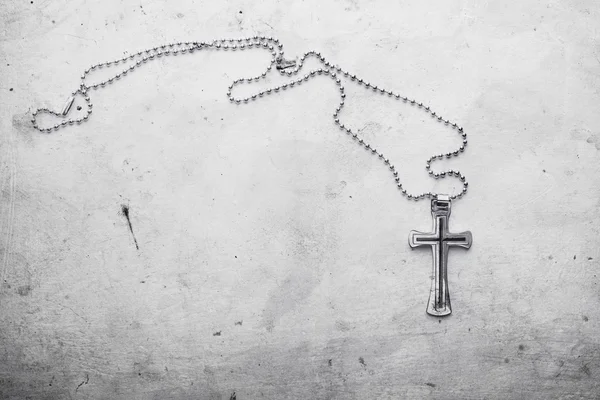 Croix chrétienne sur fond gris — Photo