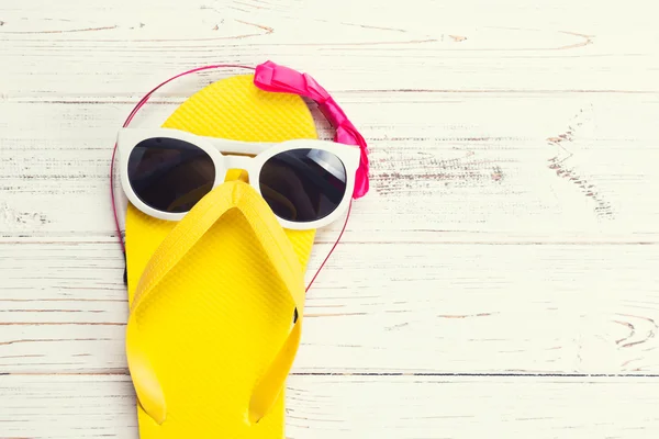 Yellow flip flop and sunglasses — Stock Photo, Image