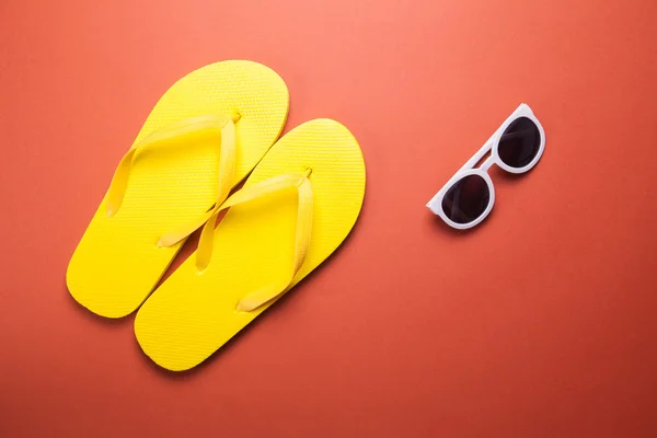 Yellow flip flops and sunglasses — Stock Photo, Image