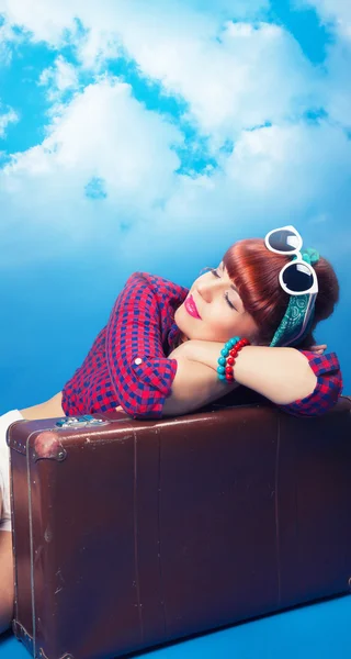 Pin-up girl posing with vintage suitcase — Stock Photo, Image