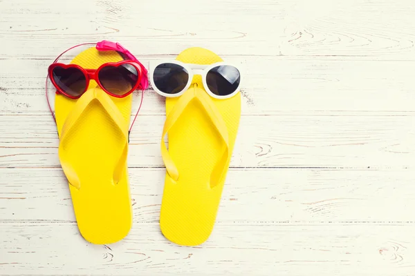 Yellow flip flops and sunglasses — Stock Photo, Image