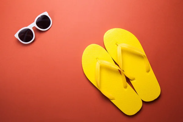 Gele flip-flops en zonnebril — Stockfoto