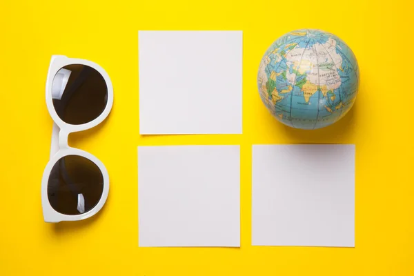 Gafas de sol con monturas de papel y globo terrestre — Foto de Stock