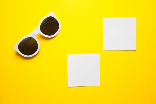 Gafas de sol blancas con marcos de papel blanco — Foto de Stock