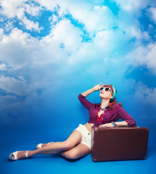 Pin-up girl posing with vintage suitcase — Stock Photo, Image