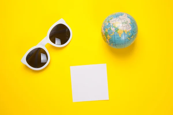 Sunglasses, paper frame and globe — Stock Photo, Image