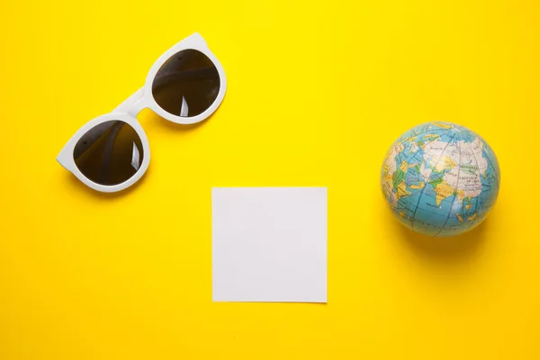 Sunglasses, paper frame and globe — Stock Photo, Image