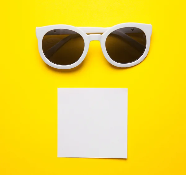 Białe okulary na żółtym tle — Zdjęcie stockowe