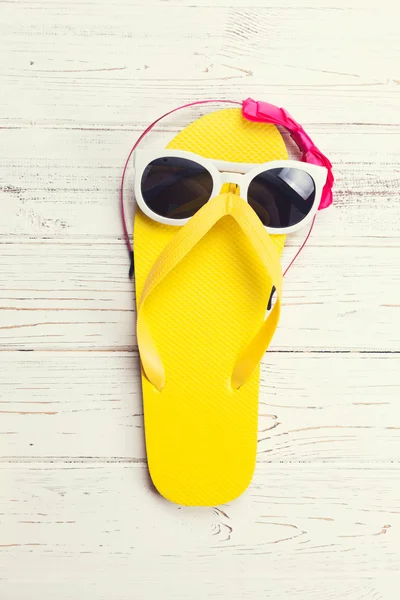 Chinelo amarelo e óculos escuros — Fotografia de Stock