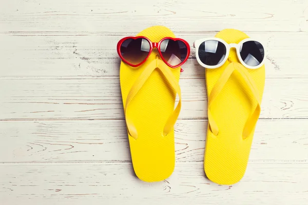 Chanclas amarillas y gafas de sol — Foto de Stock