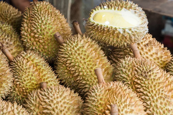 Grupo de durian no mercado — Fotografia de Stock