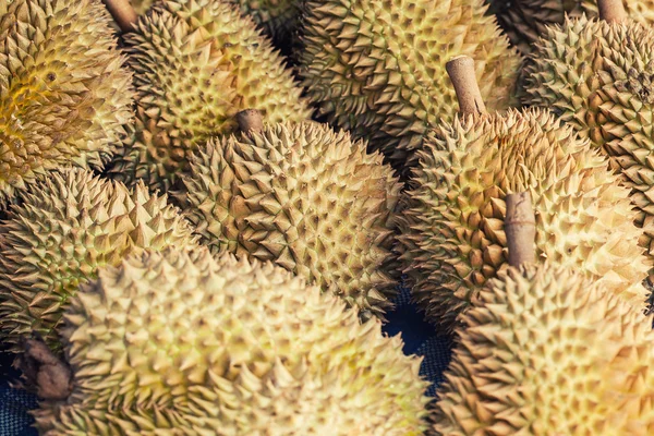 Grupo de durian no mercado — Fotografia de Stock