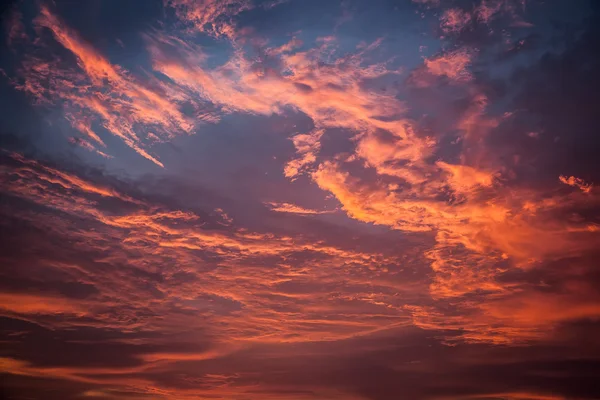 Ohnivě oranžová obloha západu slunce — Stock fotografie