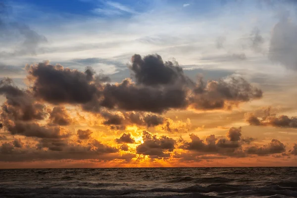 Východ slunce v moři — Stock fotografie