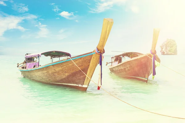 長いボートと熱帯のビーチ — ストック写真